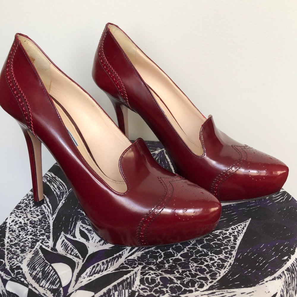 Never worn gorgeous Prada pumps